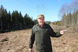 Metsänomistaja Esko Jokiniemi pitää tärkeänä sitä, että tuulipuistoalueen läpi kulkeva 110 kV voimalinja vähentää uuden sähkölinjan rakentamistarvetta.