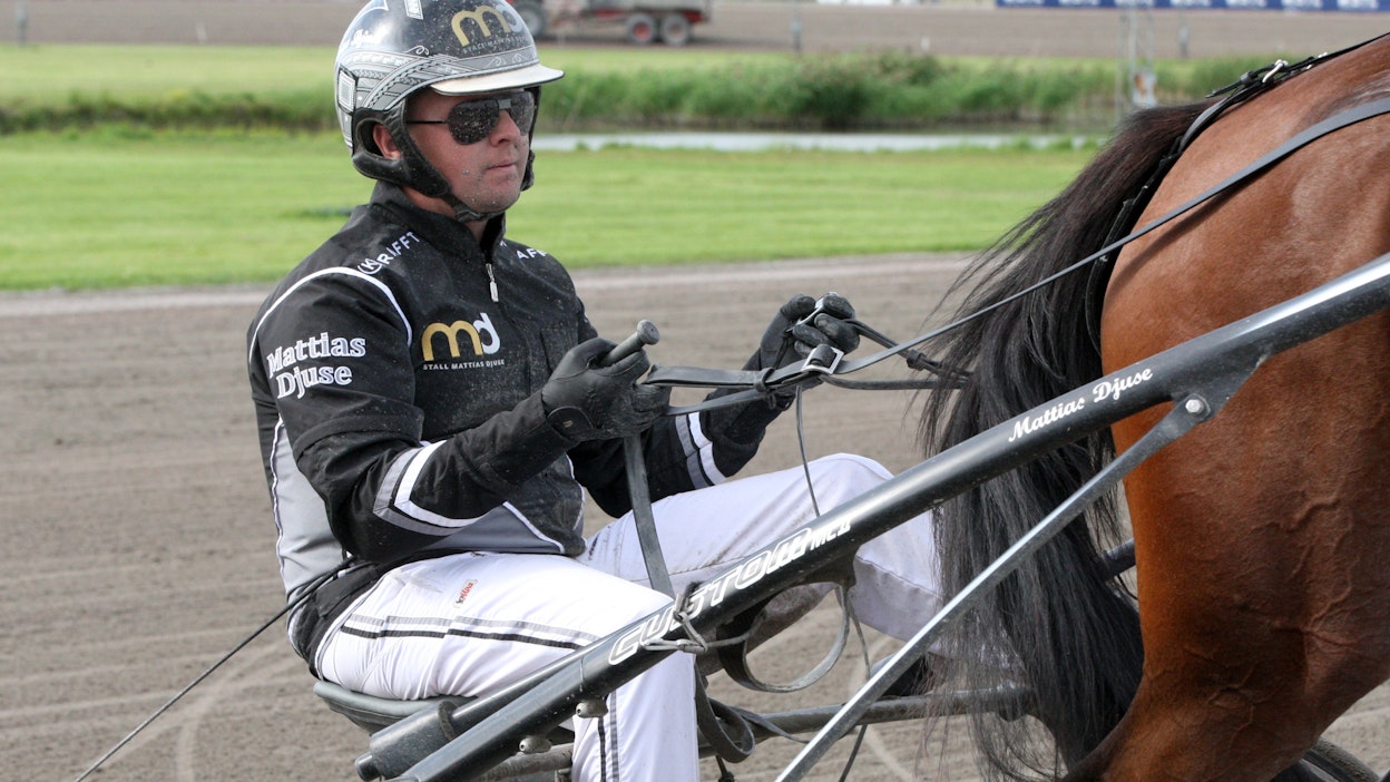 Mattias Djuse valmentaa kuudennen kohteen Carl Halbakia. Hänen pikkuveljensä Magnus A Djuse ohjastaa hevosta.