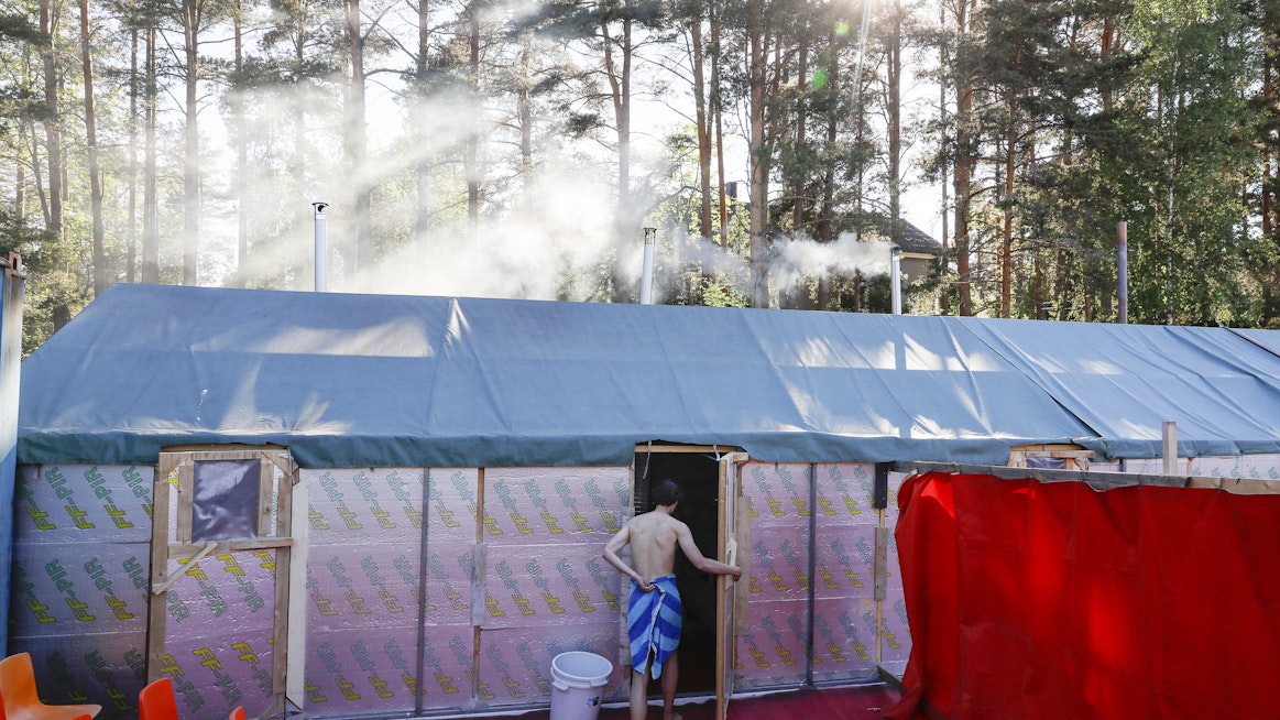 Jukolan viestin telttasauna on tänä vuonna eristetty seinistä ja katosta, jotta lämpö pysyy teltan sisällä.