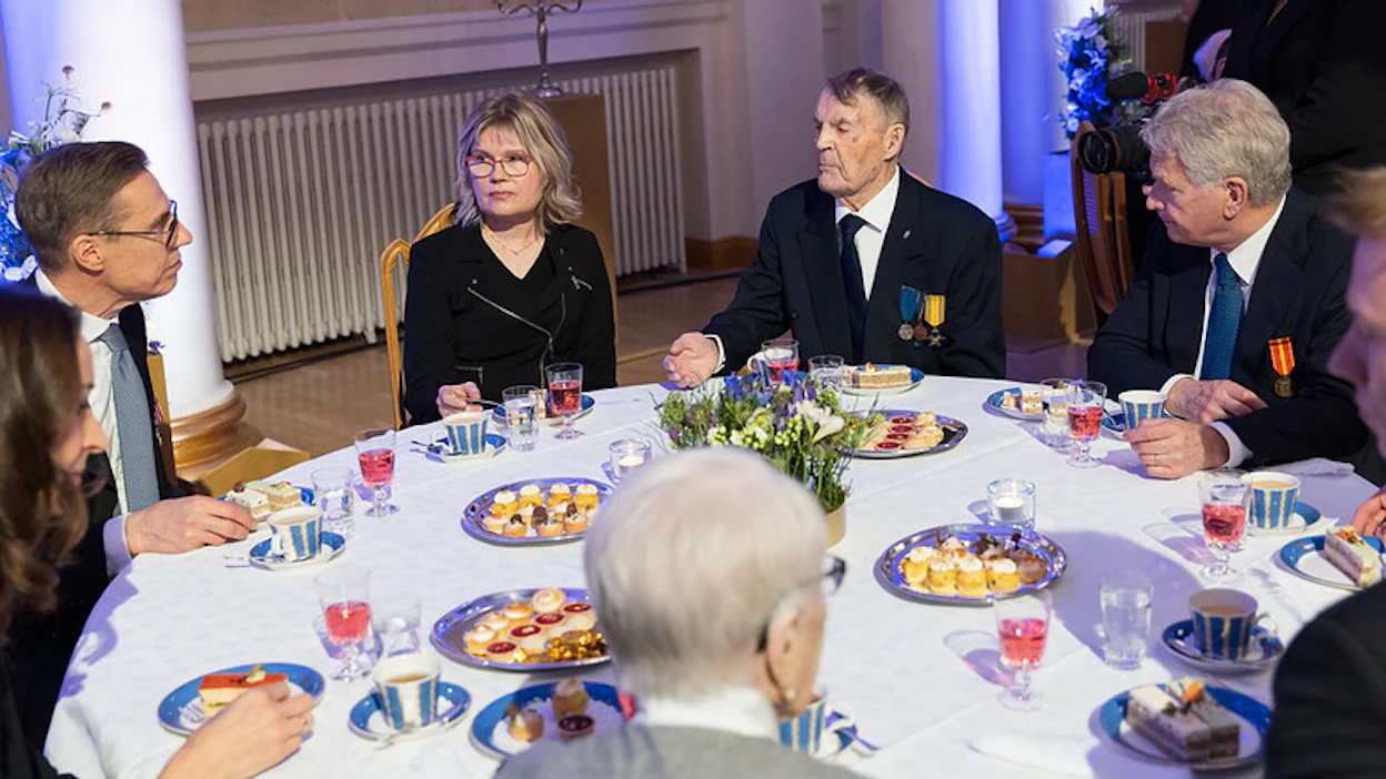 Tasavallan presidentti Alexander Stubb kutsui puolisonsa Suzanne Innes-Stubbin kanssa Sotiemme veteraaneja ja lottia juhlatilaisuuteen Presidentinlinnaan jo maanantaina 2. joulukuuta.