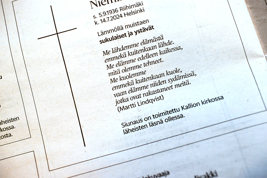 Henkilövakuutukset päättyvät henkilön kuoltua, kun taas omaisuusvakuutukset siirtyvät kuolinpesälle. Kuvituskuva.