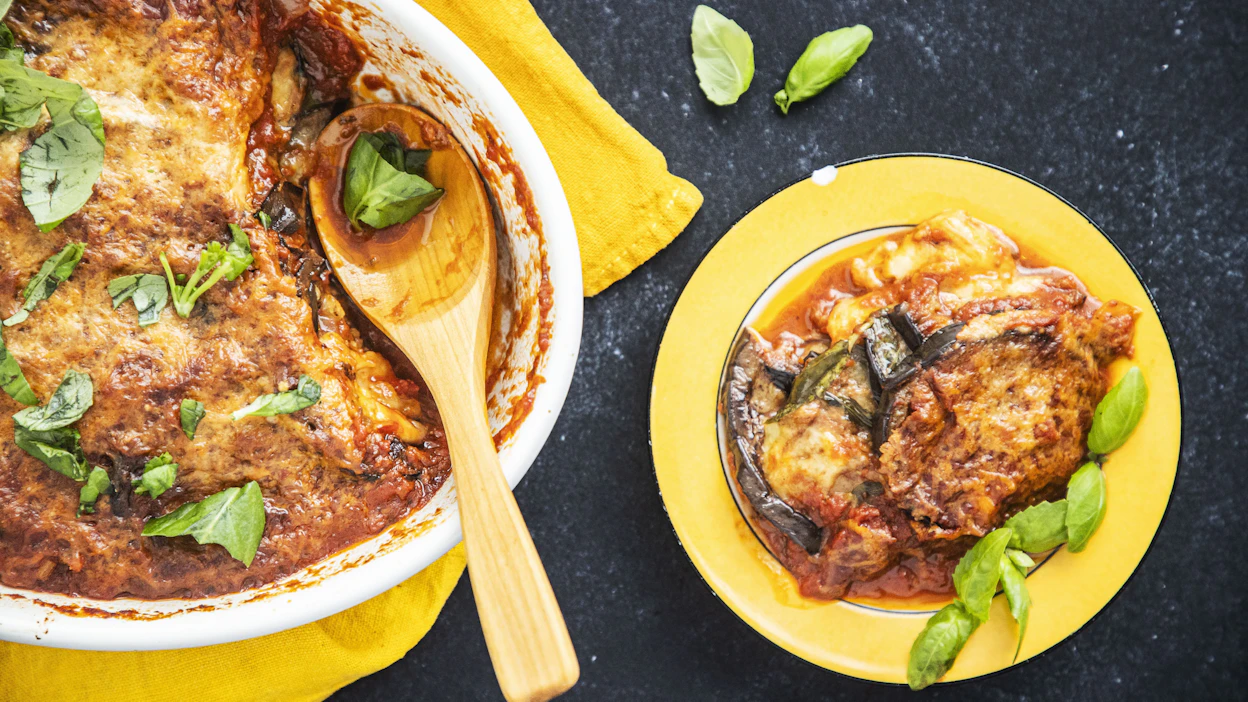 Herkullinen melanzane kuuluu niihin ruokiin, joiden maku paranee vetäytymisen myötä, joten voit huoleta tehdä sen jo tarjoamista edeltävänä päivänä ja lämmittää ennen ruokailua.