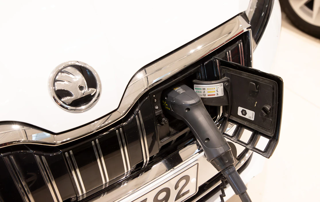 Sähköautot nappasivat viime vuonna kolmanneksen ja ladattavat hybridit viidenneksen osuuden uusien autojen kaupasta.