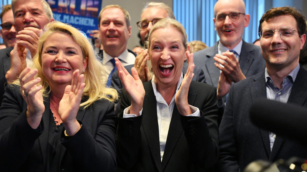 Myös Berliinissä AfD näyttäisi parantavan tulostaan edellisistä vaaleista. Kuvassa keskellä AfD:n johtaja Alice Weidel vaalivalvojaisissa. AFP/LEHTIKUVA.