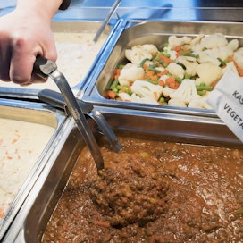Toistaiseksi opiskelijaravintoloissa on pystytty tarjoamaan edullista ja terveellistä ruokaa opiskelijoille. MaRan tiedotteen mukaan tukimuoto rapautuu, ellei enimmäishintaa ja ateriatuen suuruutta nosteta. Kuvituskuva.