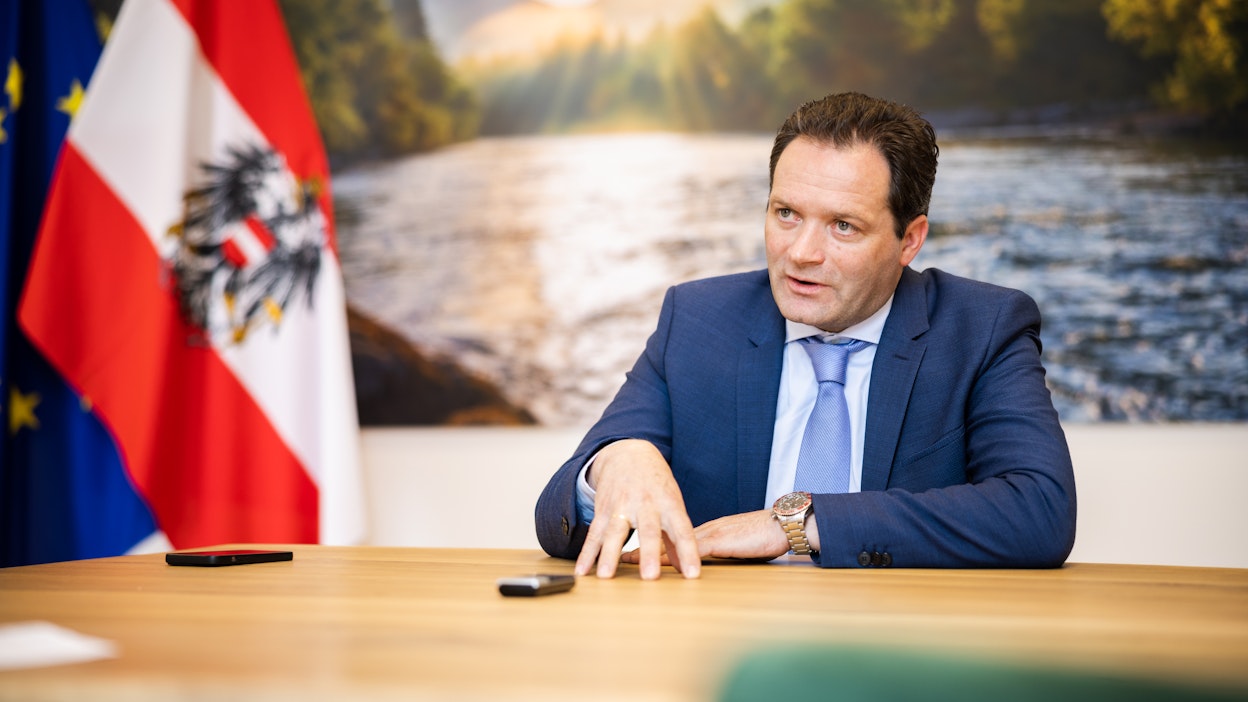 Itävallan maatalousministeri Norbert Totschnig suhtautuu lähtökohtaisesti kriittisesti kaikkiin EU:n metsäesityksiin, koska metsät kuuluvat lähtökohtaisesti jäsenmaiden toimivaltaan.