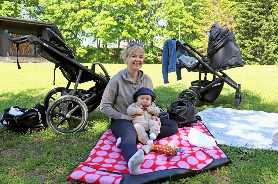 Joanna Jokela ja Olavi-vauva nauttivat kesästä Mannerheimin Lastensuojeluliiton vauvakerhossa Tampereella.