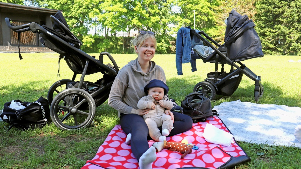 Joanna Jokela ja Olavi-vauva nauttivat kesästä Mannerheimin Lastensuojeluliiton vauvakerhossa Tampereella.