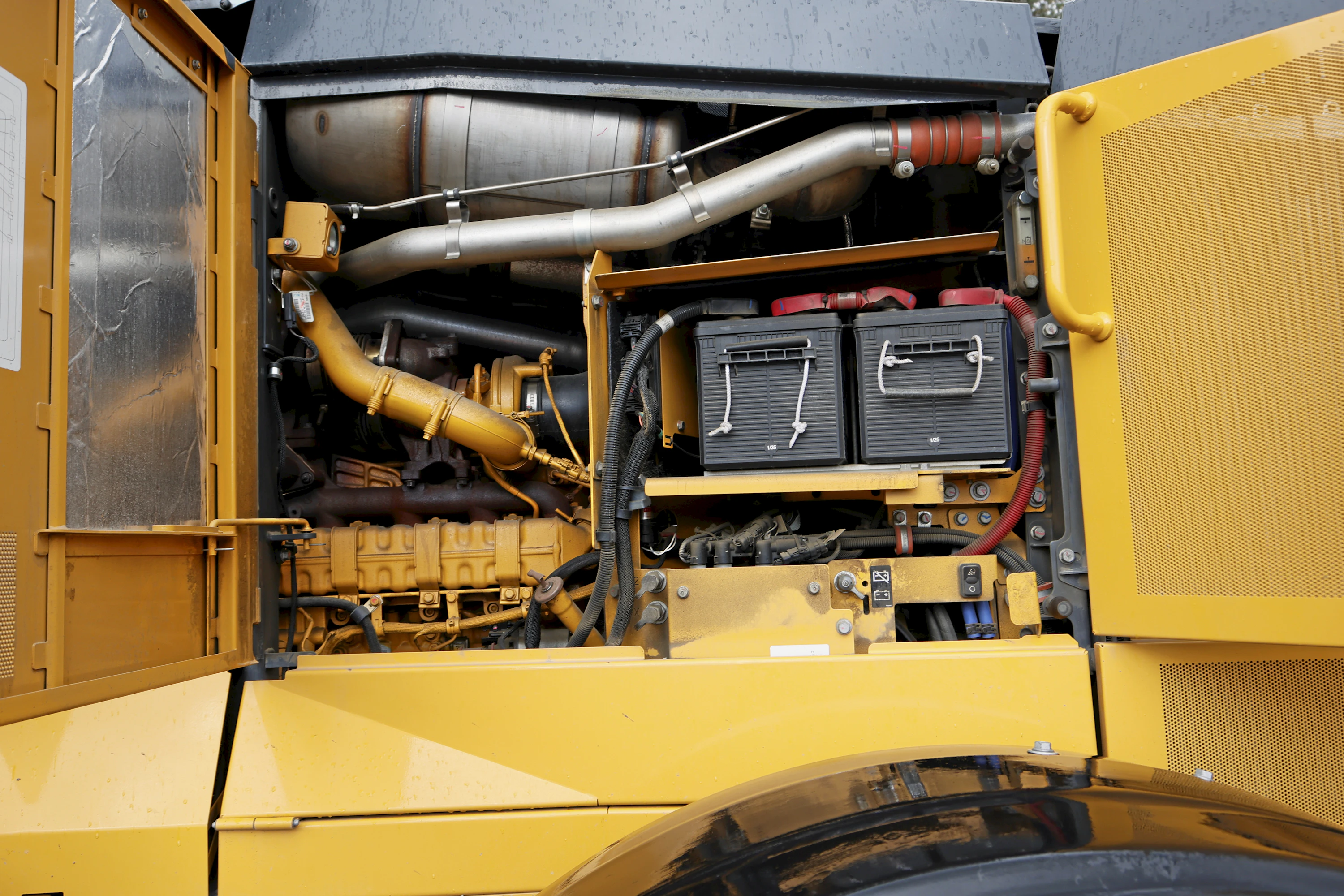 Moottori on konsernin oma 6,8-litrainen John Deere PowerTech, jonka teho on 168 kW ja maksimivääntö 1035 Nm. Akut ovat sivupellin takana.