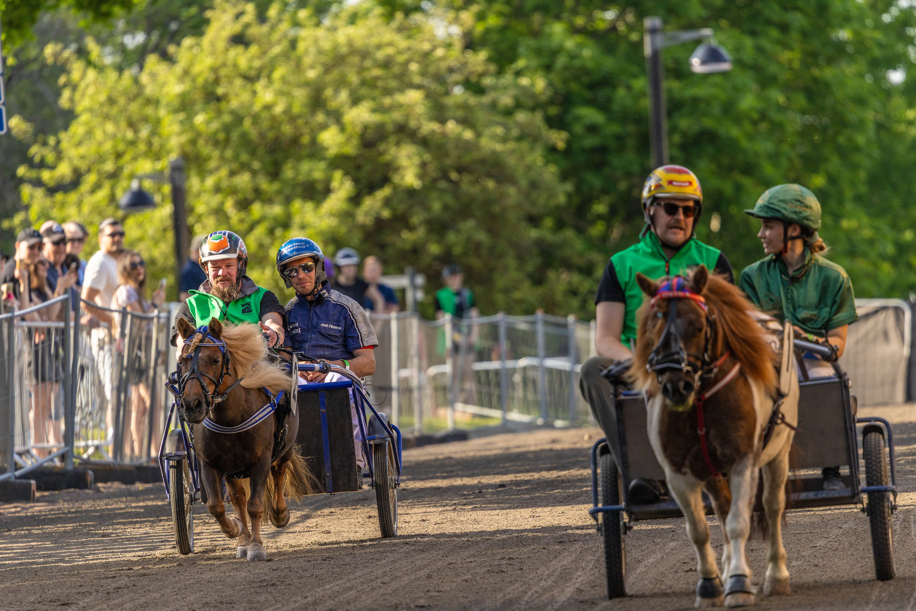 Milla Markkanen ja muusikko Kyösti Mäkimattila (oik.) olivat ponitandem-lähdössä nopeampia kuin Antti Pihlström ja Ville Haapasalo.