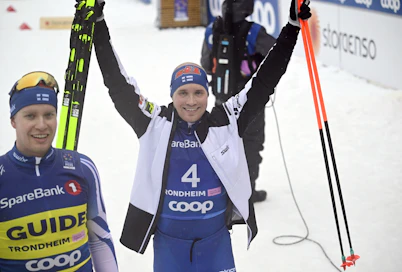 Inkki Inola voitti MM-pronssia parahiihdon miesten sprintissä. Vasemmalla opashiihtäjä Arttu Kaario. 