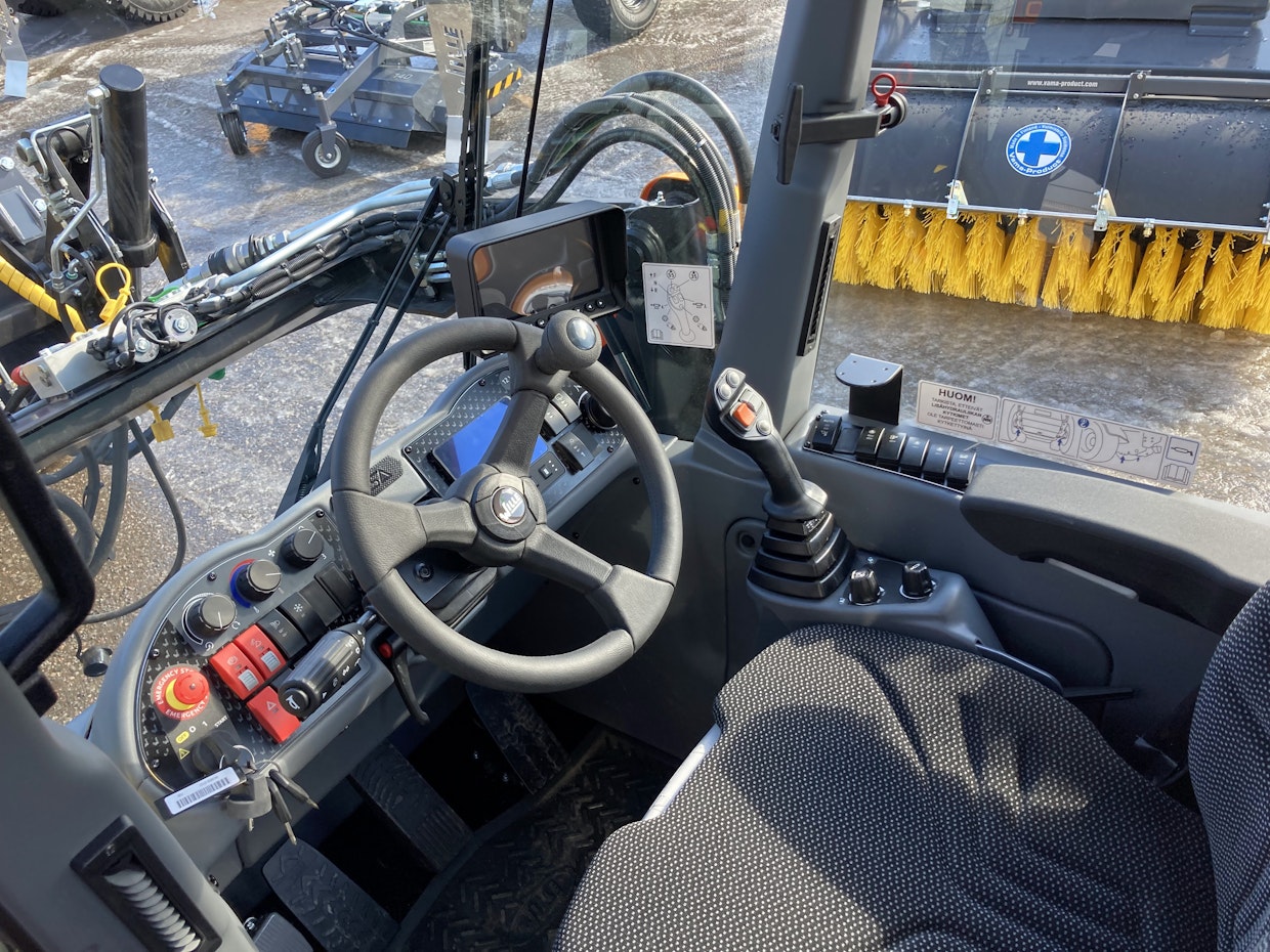 Wille 375Δ mallissa ohjaamo on hyvin sukunäköinen muihin Delta-sarjan koneisiin. Lasiovi ja takatyövalot ovat nyt myös tässä mallissa. Ohjausjärjestelmä on rakennettu Danfossin viisituumaisen näytön ympärille. RFID-käynnistyksenestolaite on lisävarusteena.