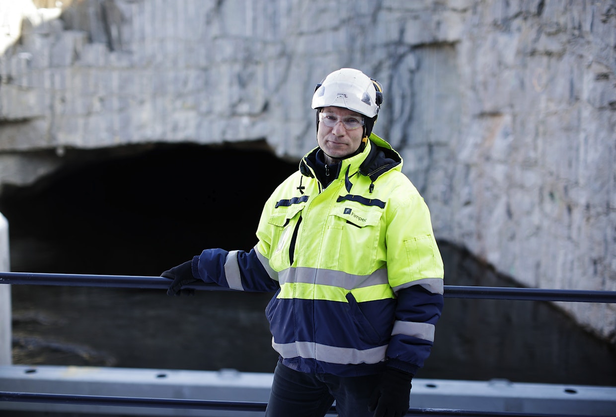 Fimpecin projektipäällikön Tommi Rissasen takana on voimalaitokseen johtavan tunnelin loppupää.