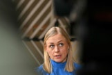 Ulkoministeri Elina Valtonen kommentoi presidentti Sauli Niinistön puheita siitä, että Euroopan pitäisi käydä myös suoria keskusteluja Venäjän kanssa Ukrainan sodan lopettamiseksi. LEHTIKUVA/AFP.
