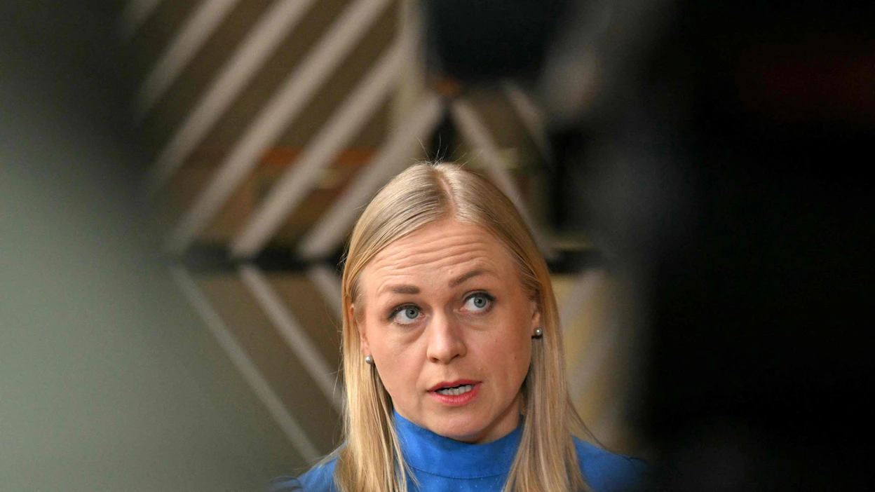 Ulkoministeri Elina Valtonen kommentoi Venäjän ja Yhdysvaltain johtajien kaavailtua tapaamista saapuessaan EU:n ulkoministerikokoukseen. LEHTIKUVA/AFP.