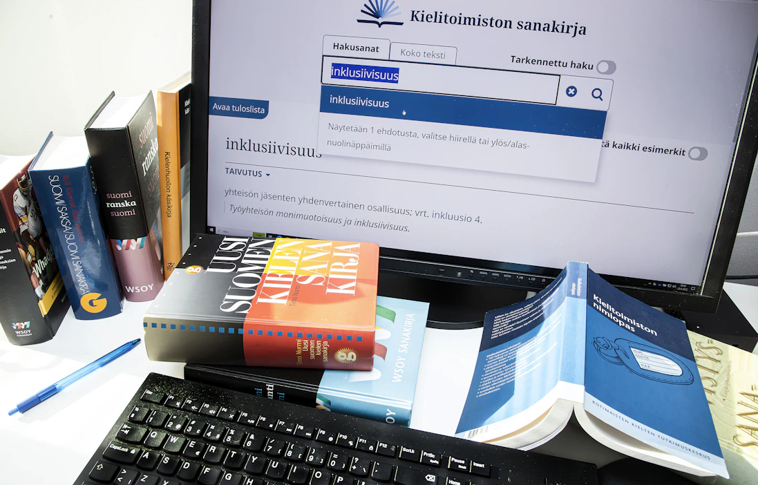 Paperisten sanakirjojen myynti on enää murto-osa vuosituhannen alun määristä. Ajantasaisin suomen kielen sanakirja, Kielitoimiston sanakirja, on ollut vuodesta 2014 alkaen ilmaiseksi käytettävissä verkossa.