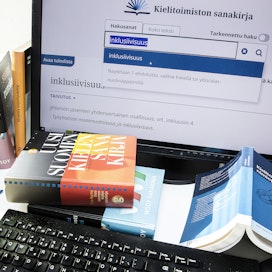 Paperisten sanakirjojen myynti on enää murto-osa vuosituhannen alun määristä. Ajantasaisin suomen kielen sanakirja, Kielitoimiston sanakirja, on ollut vuodesta 2014 alkaen ilmaiseksi käytettävissä verkossa. 