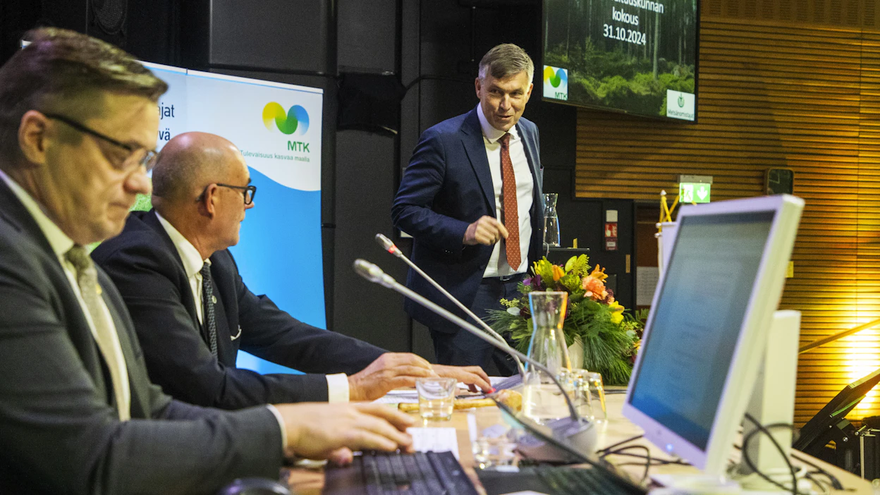 Juha Marttila (oik.) pitää raakkukohusta seuranneita korvauksettoman suojelun vaatimuksia suorastaan hävyttöminä. Mikko Tiirola ja Pertti Hakanen kuuntelevat vieressä.