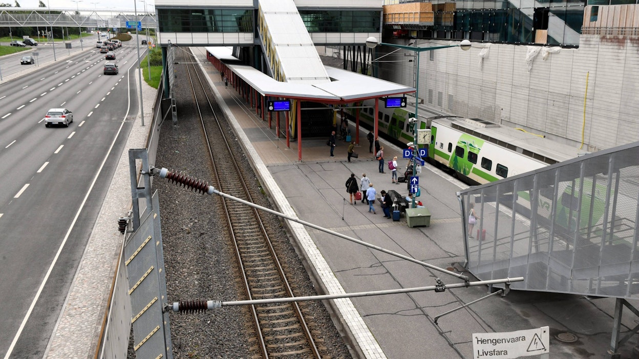 Junaliikenteen pysäytys Kupittaalle eli ennen päärautatieasemaa on osa Kupittaa–Turku-ratahanketta, jossa muun muassa rakennetaan kaksoisraide Kupittaan ja Turun rautatieaseman välille.