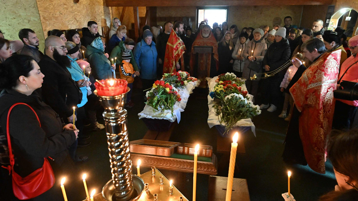 Venäjän ilmaiskuissa kuolleiden 11- ja 17-vuotiaiden sisarusten hautajaiset sunnuntaina Umanissa. LEHTIKUVA/AFP.