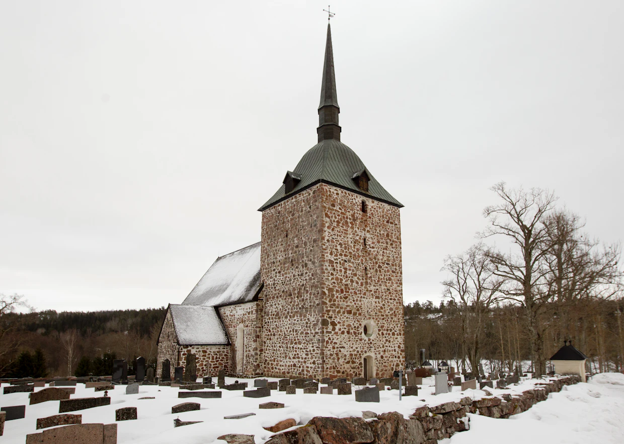 Sundin kirkko on Ahvenanmaalla on luultavasti rakennettu 1200-luvun lopussa ja myös Suomen vanhimpia rakennuksia.