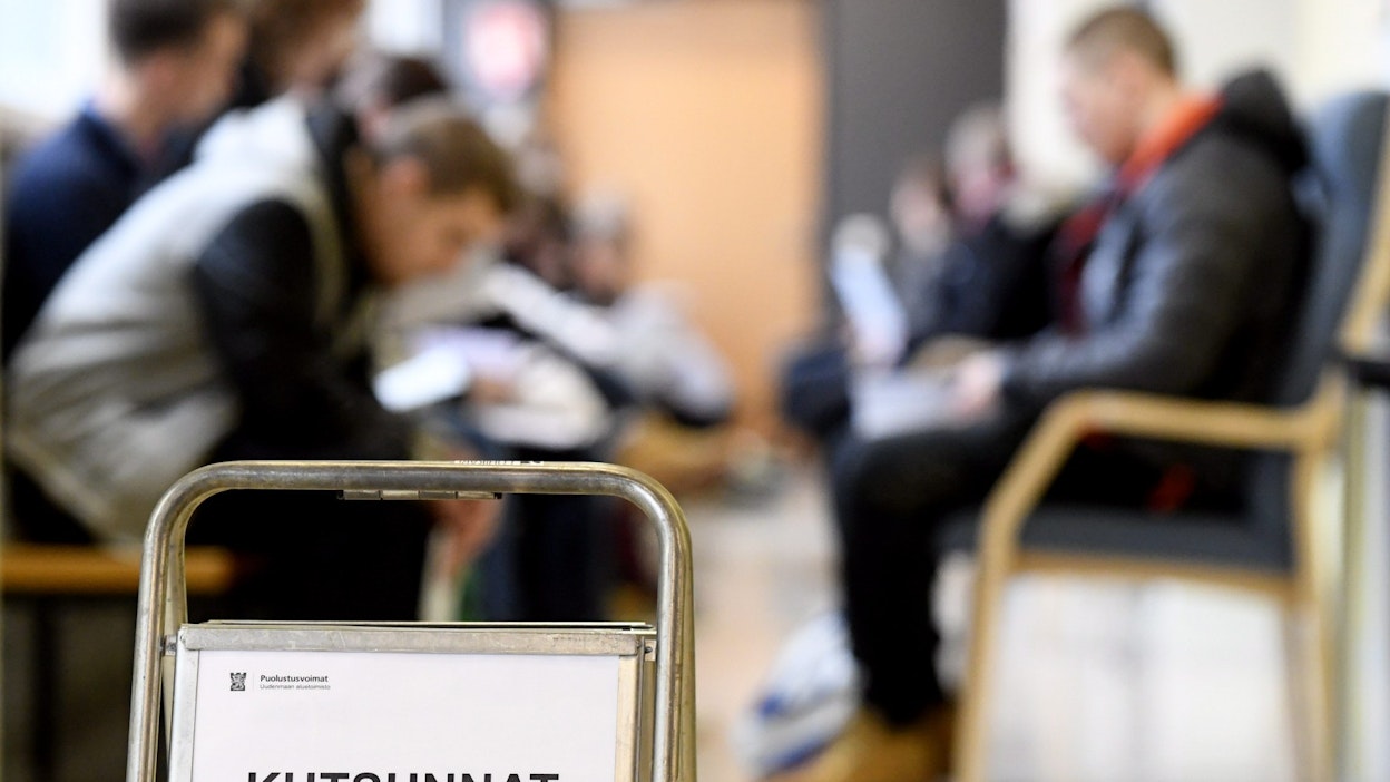 Kutsuntoihin osallistuu tänä vuonna lähes 37 000 henkilöä. Kuvituskuva. LEHTIKUVA / VESA MOILANEN.