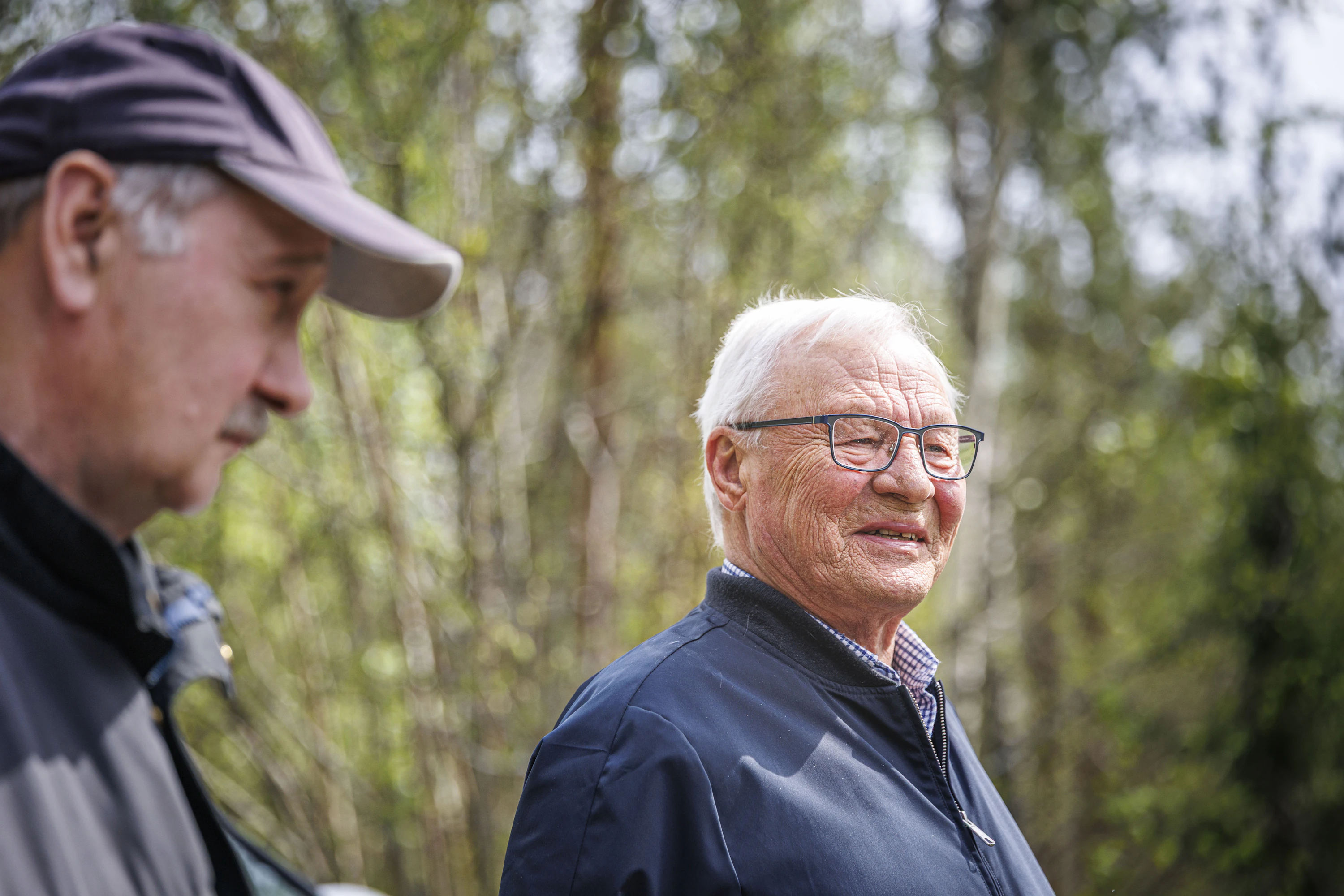 Espoossa asuva yrittäjä Osmo Alakurtti (oik.) liittyi mukaan yhteismetsään kolme vuotta sitten Anders Wickholmin houkuttelemana.