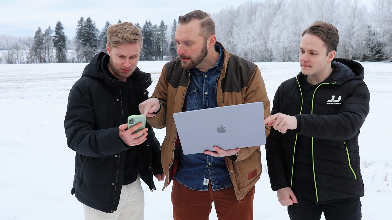 Peltolohkot Pro -sovelluksen kehittäjät Niko Typpi (vas.), Jaakko Koskenkorva ja Iisakki Palola esittelivät käytännössä pellon reunalla sovelluksen ominaisuuksia.