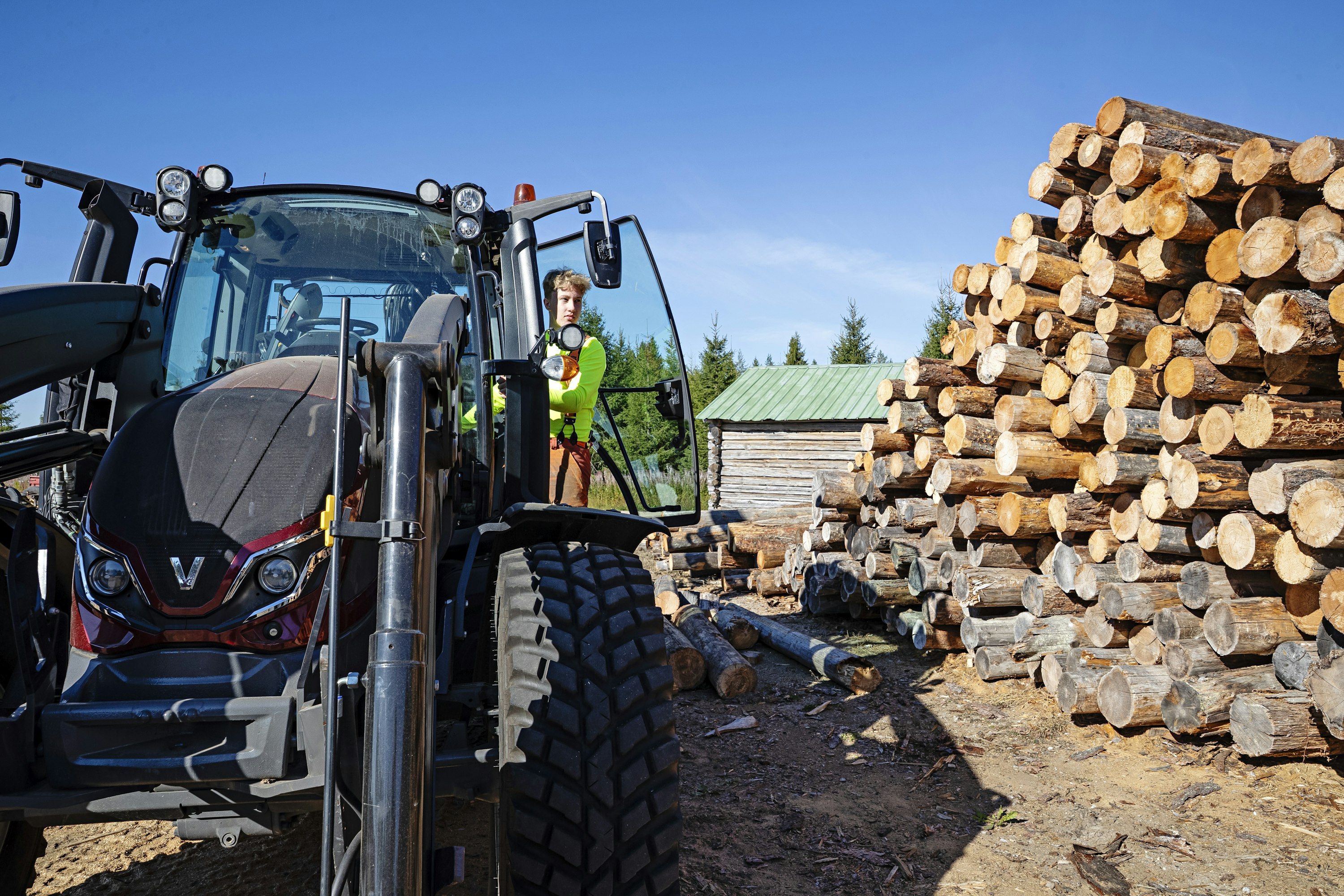 Jätkä-Juhon nuori yrittäjä Juho Kemppainen tienasi jätkänkynttilöiden myynnillä rahat traktoriin. 15-vuotiaana hän sai traktorikortin ja pystyi ajamaan Valtrallaan myös julkisilla teillä.