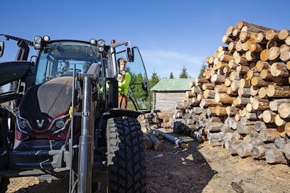 Jätkä-Juhon nuori yrittäjä Juho Kemppainen tienasi jätkänkynttilöiden myynnillä rahat traktoriin. 15-vuotiaana hän sai traktorikortin ja pystyi ajamaan Valtrallaan myös julkisilla teillä.