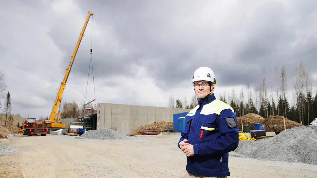 Nammo Vihtavuoren toimitusjohtaja Ilkka Heikkilä ja rakenteilla oleva räjähdevarasto Laukaan Vihtavuoressa.