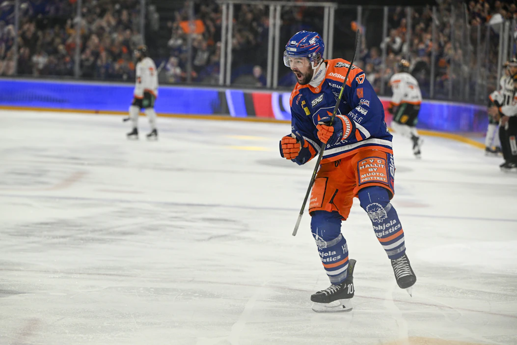 Tapparan avausmaali syntyi ajassa 3.54, kun Ondrej Pavel päätti komean nousunsa rystylaukaukseen ja osumaan. ANTTI AIMO-KOIVISTO / LEHTIKUVA.