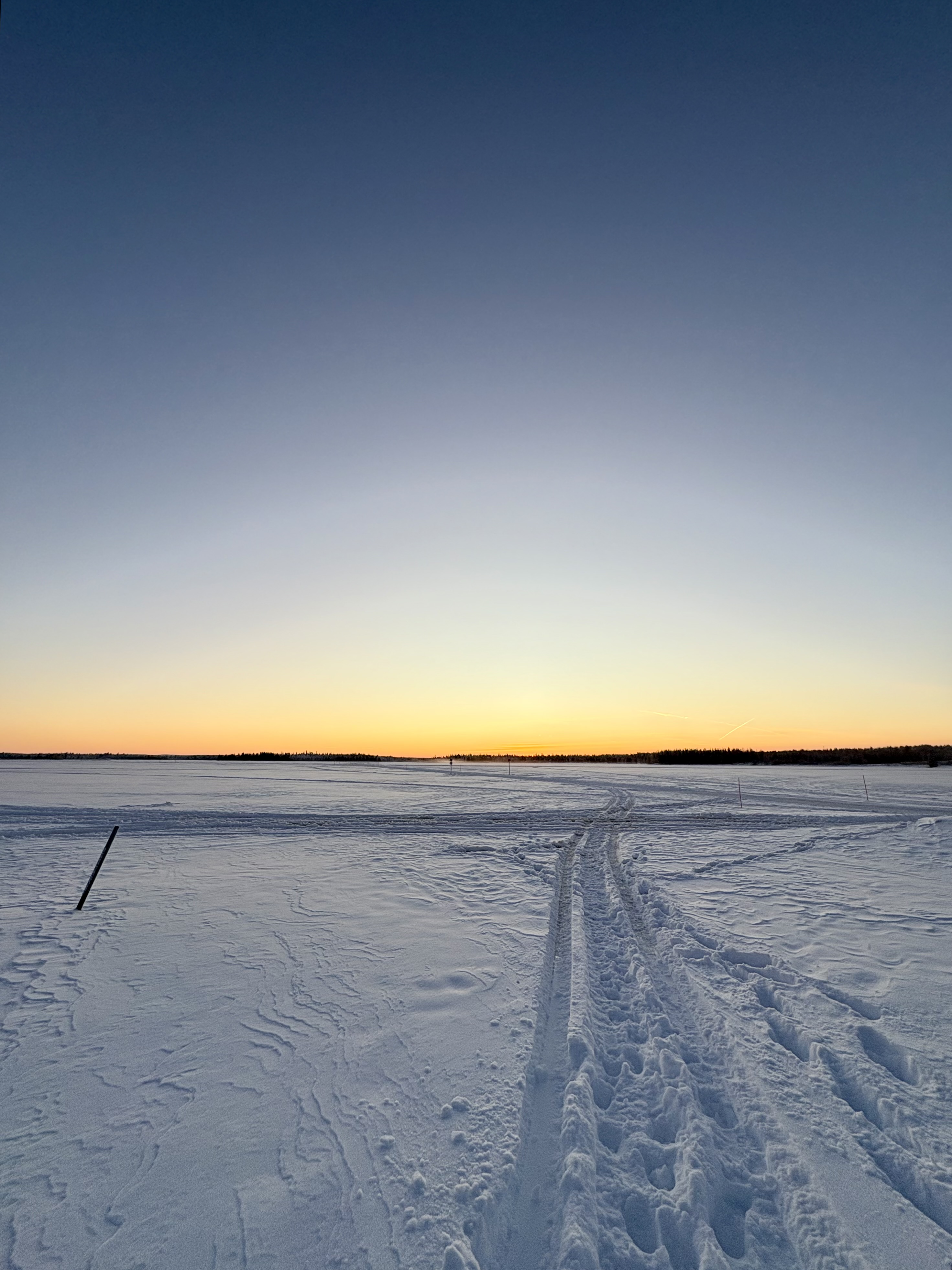 Kolarin Ylläsjärven kylässä kaamoksen viipyilevä valo näytti tällaiselta 12. joulukuuta 2025.