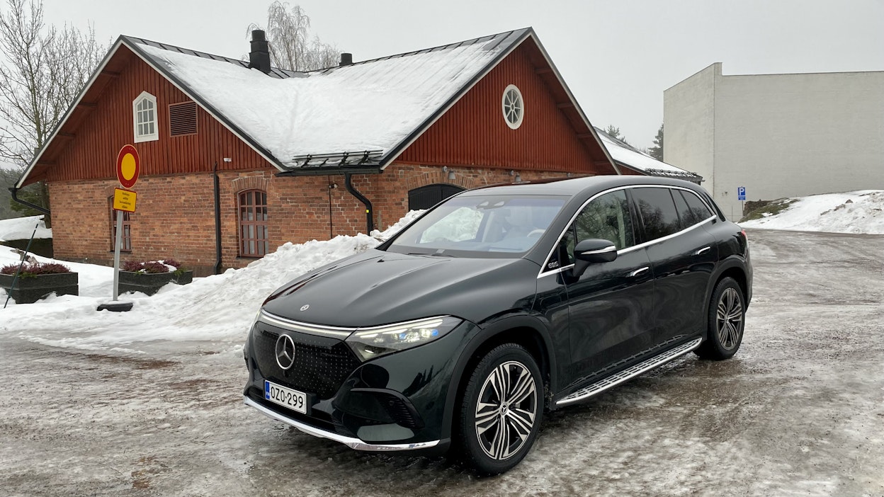 Vehon uusien autojen tilauksista jo kolmannes on täyssähköisiä. Kuvassa uusi EQS SUV -katumaasturi.