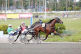Lightning Stride kirimässä vakuuttavasti Tammakriteriumin ykköseksi reilu kuukausi sitten. Santtu Raitala tuulettaa.
