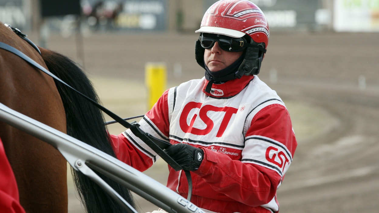 Jari Kinnusella on jälleen varsalupaus tallissa.