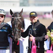 Fine Manners hurmasi pari vuotta sitten Elitloppet-perjantain ylivoimavoitollaan. Oikealla Juha Vidrén vierellään hevosen silloinen hoitaja Aleksi Flink ja Mattias Djuse.
