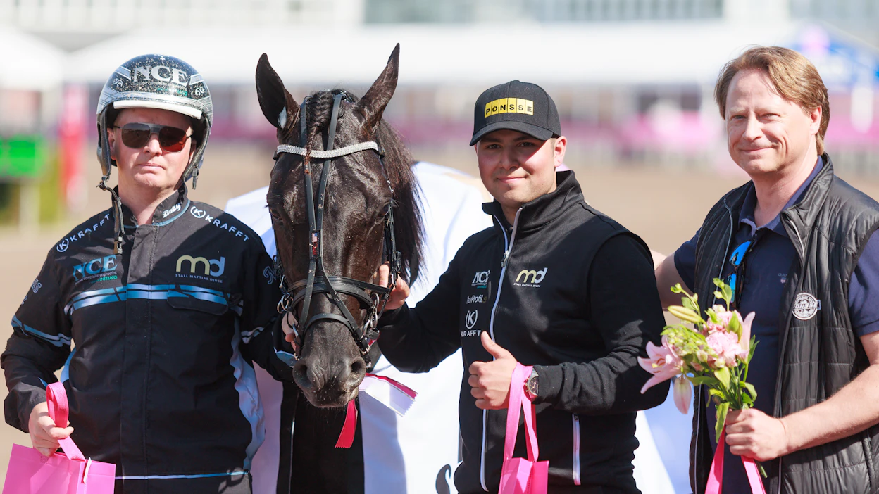 Fine Manners hurmasi pari vuotta sitten Elitloppet-perjantain ylivoimavoitollaan. Oikealla Juha Vidrén vierellään hevosen silloinen hoitaja Aleksi Flink ja Mattias Djuse.