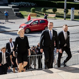 Petteri Orpon hallitus tuoreeltaan saapumassa tiedotustilaisuuteen Säätytaloon 20. kesäkuuta.