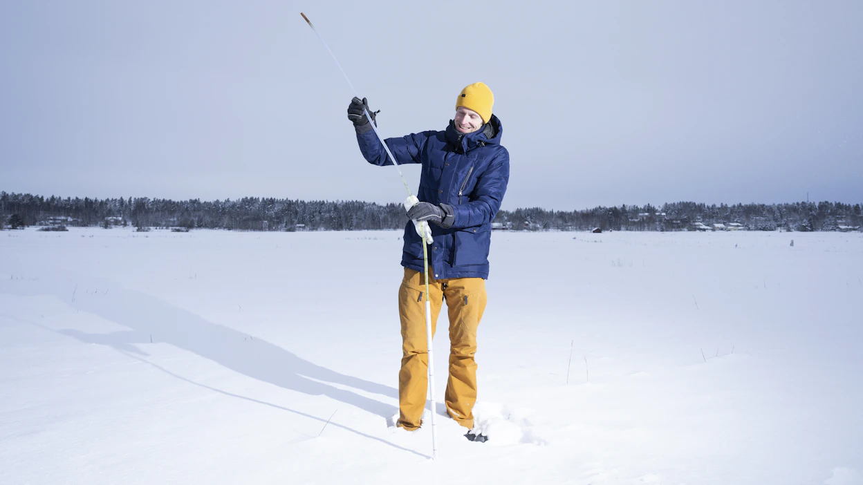 Tutkimusagrologi Mikko Sakala mittasi roudan syvyyttä Yara Suomen tutkimusasemalla Vihdissä perjantaina.