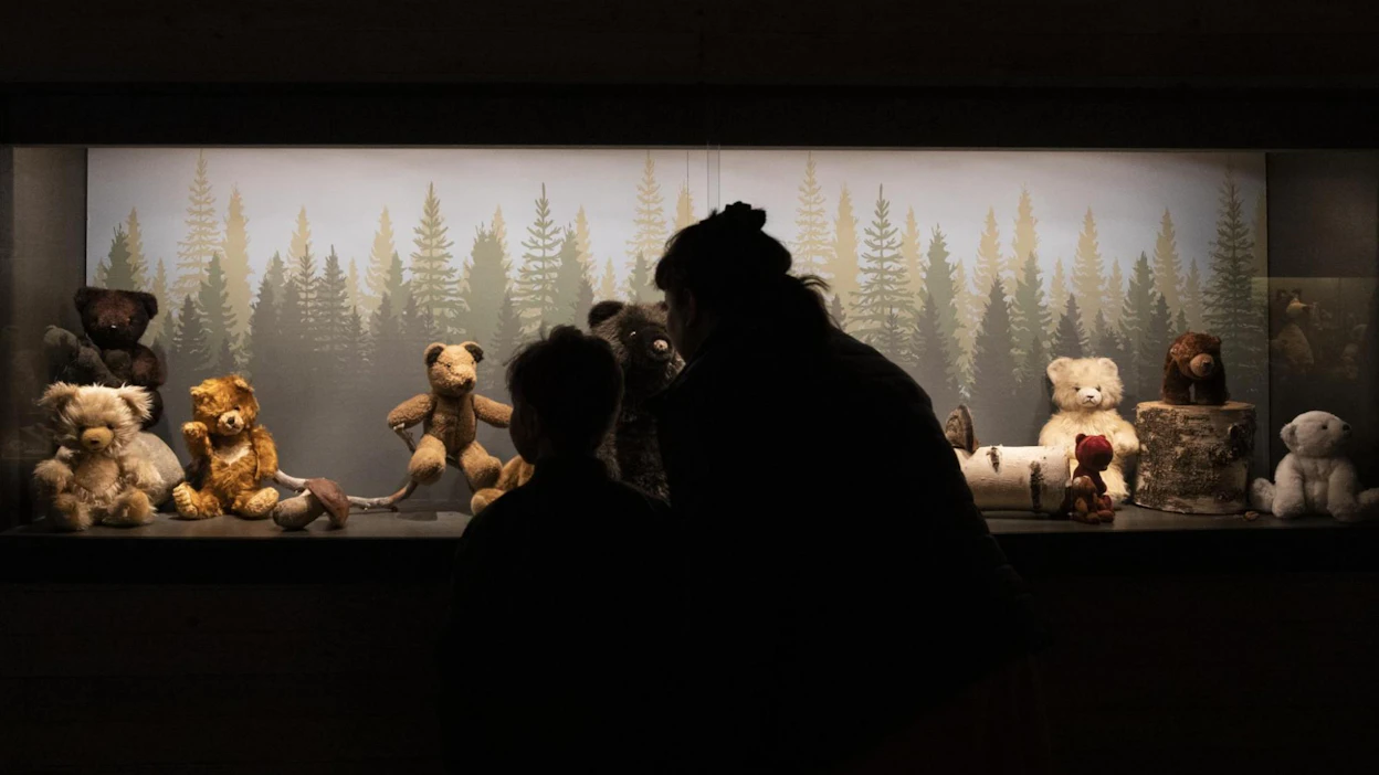 Metsänkuninkaan syntymäpäivää juhlistaa Lustossa 200 erilaista ja eri ikäistä nallea.