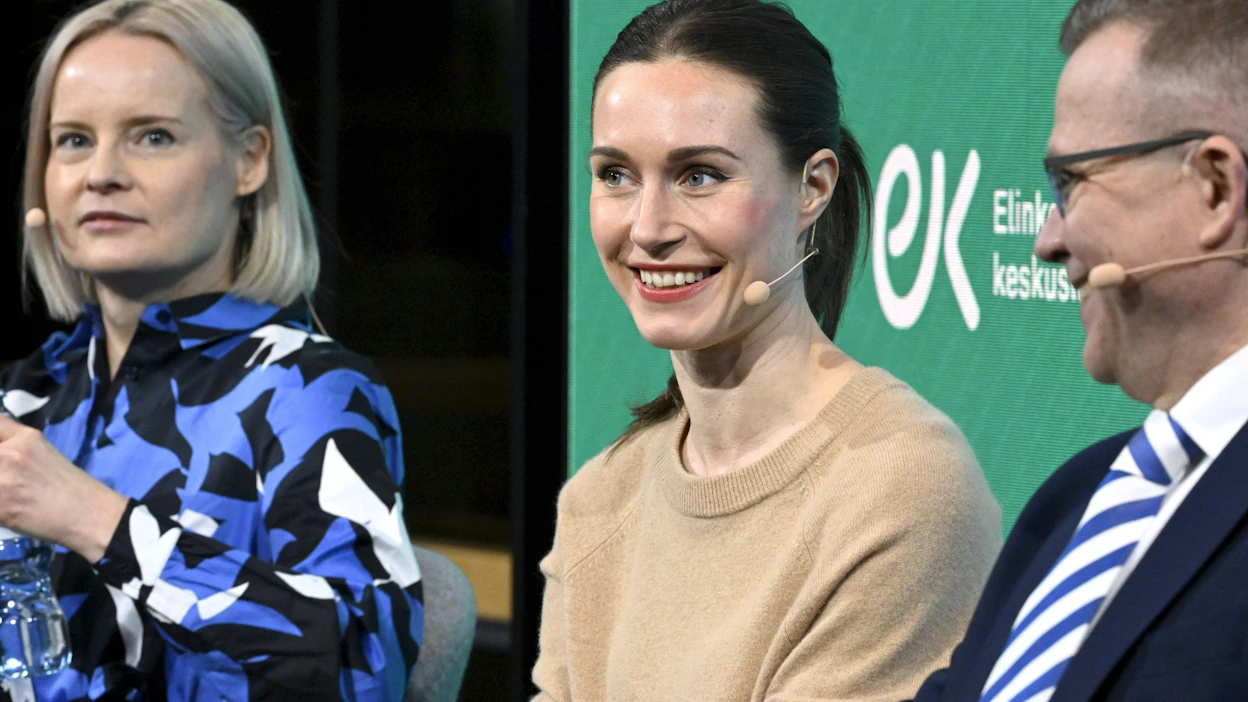 Kolme suurta puoluetta ovat gallupien mukaan lähes tasatilanteessa. Arkistokuvassa kokoomuksen puheenjohtaja Petteri Orpo (oik.), SDP:n puheenjohtaja Sanna Marin ja perussuomalaisten puheenjohtaja Riikka Purra.