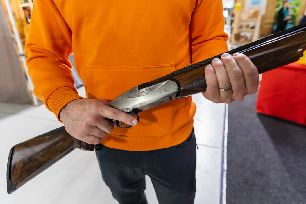 Poliisi tekee myönteisiä aselupapäätöksiä vuosittain koko maassa noin 45 000 sisältäen rinnakkaisluvat. Näistä iso osa myönnetään metsästysperusteella.