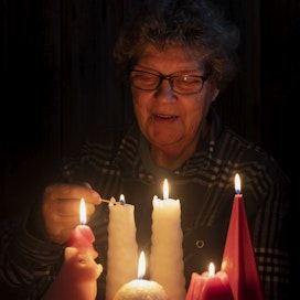 Maija Peltosella on vuosikymmenten kokemus kynttilänvalmistuksesta. Erikoisuutena ovat käsinmaalatut taidekynttilät.