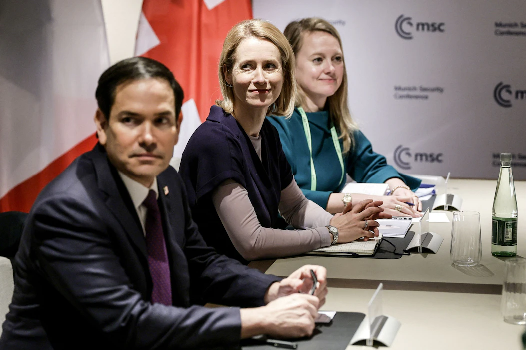 EU:n ulkoasioiden ja turvallisuuspolitiikan korkea edustaja Kaja Kallaksen (kesk.) on määrä tavata muun muassa Yhdysvaltain ulkoministeri Marco Rubio (vas.). LEHTIKUVA/AFP.