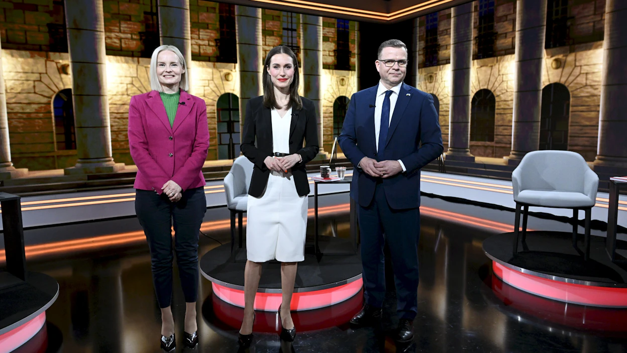 Perussuomalaisten puheenjohtaja Riikka Purra (vas.), SDP:n puheenjohtaja Sanna Marin ja kokoomuksen puheenjohtaja Petteri Orpo ennen MTV:n eduskuntavaalien pääministeritenttiä keskiviikkona. LEHTIKUVA / Markku Ulander.