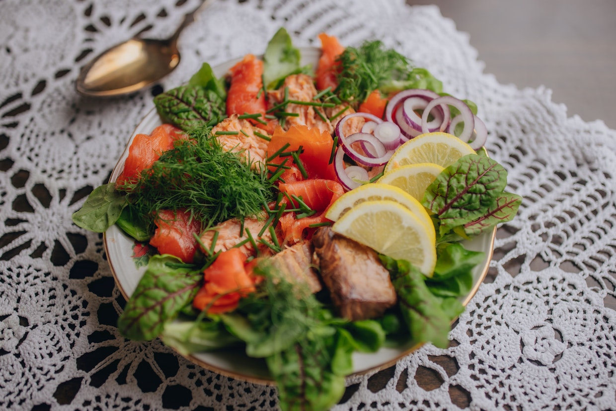 Kalaisa salaatti on rento lisä joulun kalapöytään.