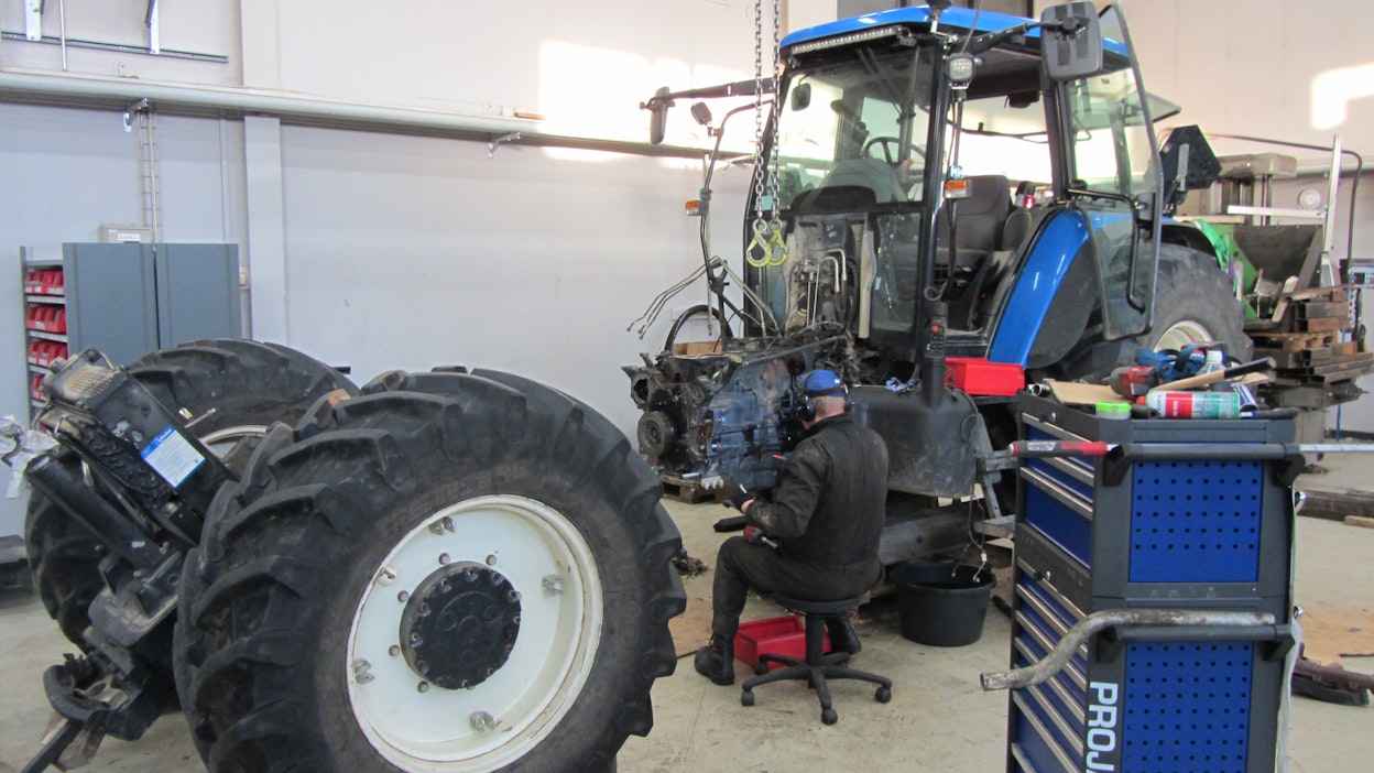 Moottoriremontin yhteydessä traktorista korjattiin myös muita tiedossa olevia vikoja. Pienetkin viat korjaamalla koneelle tulee paljon lisää käyttöarvoa ja työskentely toimivalla koneella on mielekästä.