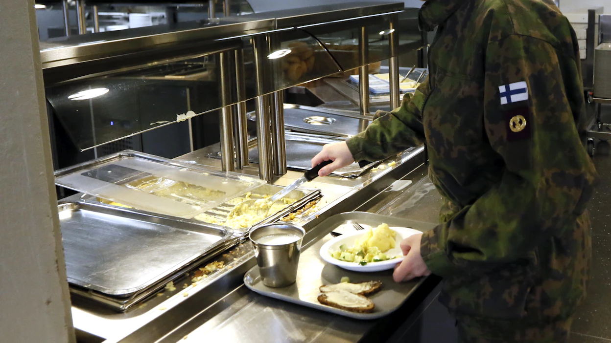 Keskimäärin varuskuntaoloissa ruokailuun on varattu 30 minuuttia, maasto-oloissa ruokailuaika voi vaihdella vartista tuntiin. Kuvituskuva.