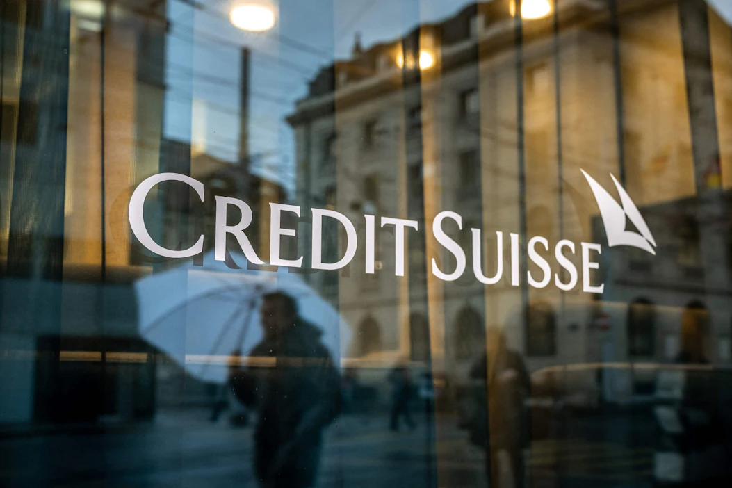 UBS ilmoitti maaliskuussa ostavansa konkurssiuhan alle joutuneen Credit Suissen Sveitsin hallituksen, keskuspankin ja finanssialan sääntelyviranomaisen valvomalla sopimuksella. LEHTIKUVA/AFP.